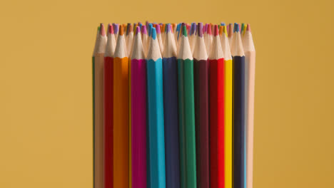 Foto-De-Estudio-De-Lápices-Multicolores-Sobre-Fondo-Amarillo-1