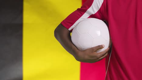Junger-Fußballspieler,-Der-Fußball-Vor-Der-Belgischen-Flagge-Hält