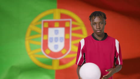 Junger-Fußballer-Posiert-Vor-Portugiesischer-Flagge-01