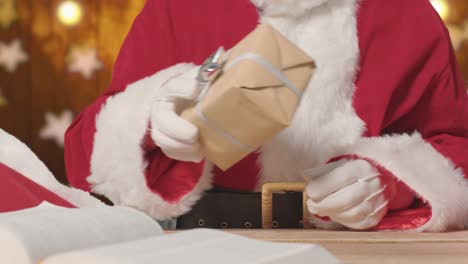 Weihnachtsmann-Legt-Geschenke-In-Seinen-Sack
