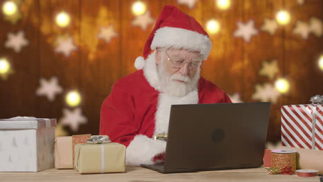 Santa-Claus-Usando-Una-Computadora-Portátil-En-Su-Escritorio