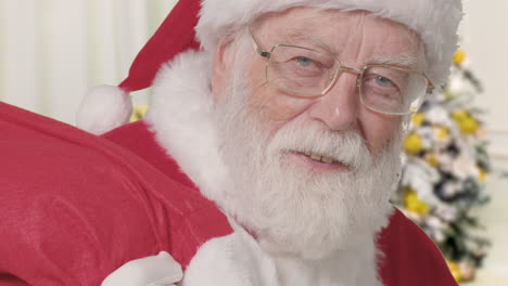 Santa-Claus-Mirando-Directamente-A-La-Cámara