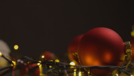 Concepto-De-Vacaciones-Filmado-Con-Decoraciones-De-Luces-De-árbol-De-Navidad-Giratorias-Y-Sombrero-De-Santa-Contra-Fondo-Negro-1