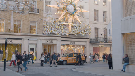 Weihnachtsbeleuchtung-Und-Dekorationen-Außerhalb-Gehobener-Geschäfte-Im-Londoner-West-End-Einkaufsviertel