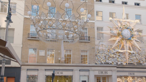 Weihnachtsbeleuchtung-Und-Dekorationen-Außerhalb-Gehobener-Geschäfte-Im-Londoner-Einkaufsviertel-West-End-1