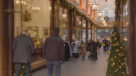 Weihnachtsbeleuchtung-Und-Dekorationen-Im-Einkaufsviertel-Burlington-Arcade-In-London