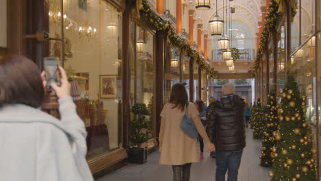 Weihnachtsbeleuchtung-Und-Dekorationen-Im-Einkaufsviertel-Burlington-Arcade-In-London-1
