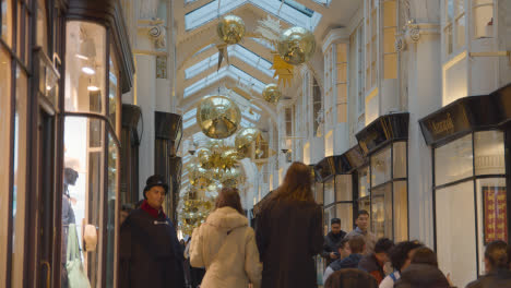 Luces-Y-Decoraciones-Navideñas-En-La-Zona-Comercial-3-De-London-Burlington-Arcade