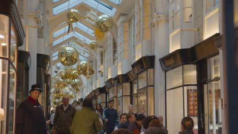 Weihnachtsbeleuchtung-Und-Dekorationen-Im-Londoner-Burlington-Arcade-Einkaufsviertel-4