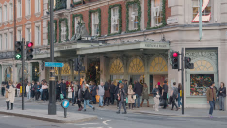 Exterior-Of-Fortnum-And-Mason-Food-Store-Decorated-For-Christmas-2