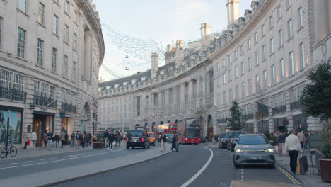Exterior-De-Tiendas-Decoradas-Para-Navidad-En-London-Uk-Regent-Street