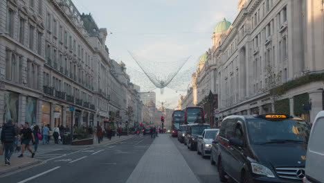Äußeres-Der-Geschäfte,-Die-Tagsüber-Auf-Der-Regent-Street-In-London,-Großbritannien,-Zu-Weihnachten-Dekoriert-Sind
