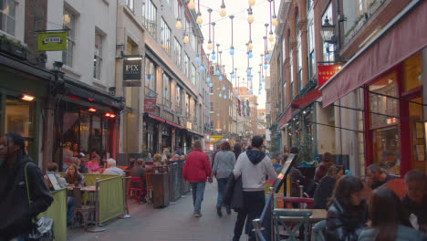 Geschäfte-Und-Restaurants-In-Der-Ganton-Street-In-London,-Großbritannien,-Weihnachtlich-Dekoriert