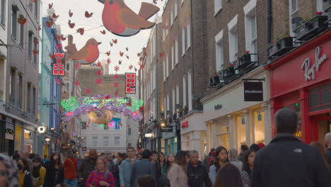 Exterior-De-Las-Tiendas-Decoradas-Para-Navidad-En-Carnaby-Street,-Londres,-Reino-Unido