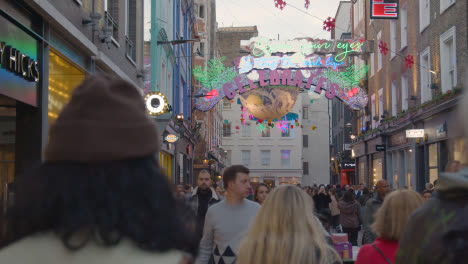 Exterior-De-Tiendas-Decoradas-Para-Navidad-En-Londres-Reino-Unido-Carnaby-Street-1