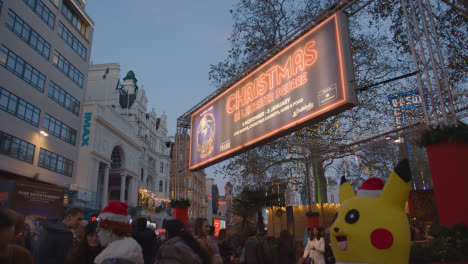 Lichter-Und-Weihnachtsschmuck-In-Leicester-Square,-London,-Großbritannien