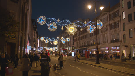 Weihnachtsbeleuchtung-Und-Dekorationen-über-Oxford-Street-London-UK-Bei-Nacht