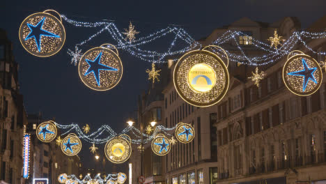 Weihnachtsbeleuchtung-Und-Dekorationen-über-Oxford-Street-London-UK-Bei-Nacht-1