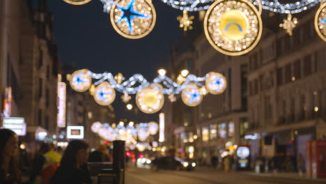 Luces-Y-Decoraciones-Navideñas-Encima-De-Oxford-Street,-Londres,-Reino-Unido-Por-La-Noche-2