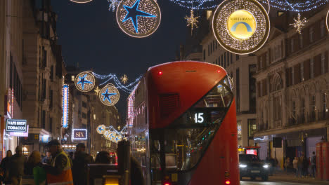 Weihnachtsbeleuchtung-Und-Dekorationen-über-Oxford-Street-London-UK-Bei-Nacht-3