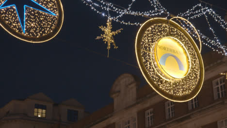 Weihnachtsbeleuchtung-Und-Dekorationen-über-Oxford-Street-London-UK-Bei-Nacht-4