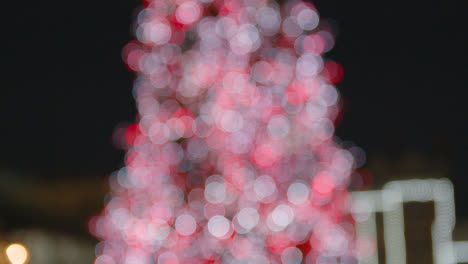 Tiro-Desenfocado-Del-árbol-De-Navidad-Con-Luces-Y-Decoraciones-En-Covent-Garden,-Londres,-Reino-Unido-Por-La-Noche