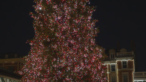 Defokussierte-Aufnahme-Des-Weihnachtsbaums-Mit-Lichtern-Und-Dekorationen-In-Covent-Garden-London-UK-Bei-Nacht-1