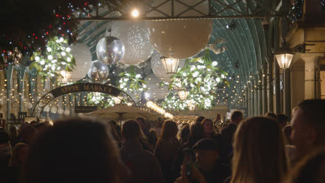 árbol-De-Navidad-Con-Luces-Y-Adornos-En-Covent-Garden,-Londres,-Reino-Unido-Por-La-Noche-4