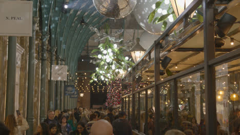 Luces-Y-Decoraciones-Navideñas-En-Covent-Garden,-Londres,-Reino-Unido-Por-La-Noche
