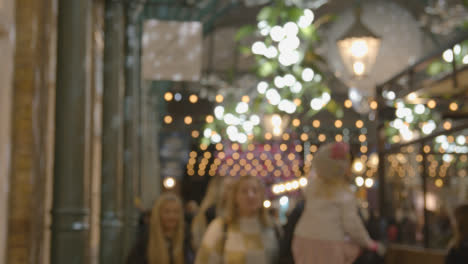 Luces-Y-Decoraciones-Navideñas-En-Covent-Garden,-Londres,-Reino-Unido-Por-La-Noche-1
