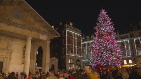 árbol-De-Navidad-Con-Luces-Y-Decoraciones-En-Covent-Garden-Londres-Reino-Unido-En-La-Noche-5