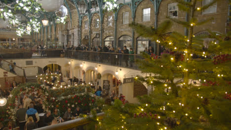 Weihnachtsbeleuchtung-Und-Dekorationen-Mit-Käufern-In-Covent-Garden-London-UK-Bei-Nacht-1
