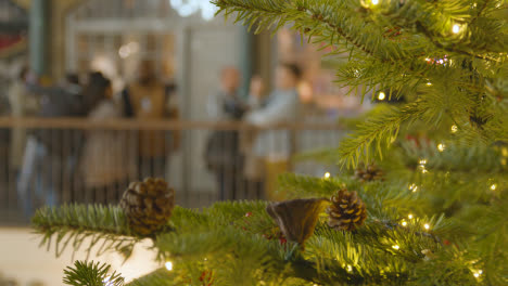 Weihnachtsbeleuchtung-Und-Dekorationen-Mit-Käufern-In-Covent-Garden-London-UK-Bei-Nacht-2