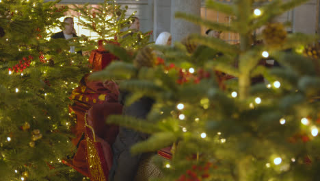 Luces-Y-Decoraciones-Del-árbol-De-Navidad-Con-Los-Compradores-En-Covent-Garden,-Londres,-Reino-Unido-Por-La-Noche-4