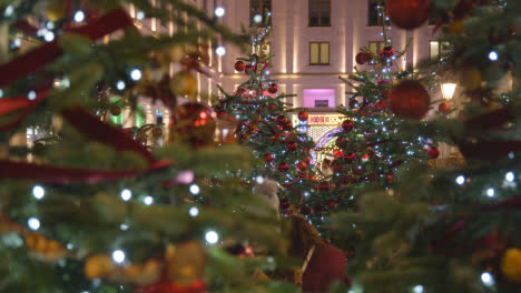 Weihnachtsbaumbeleuchtung-Und-Dekorationen-Mit-Käufern-In-Covent-Garden-London-Uk-Bei-Nacht-5