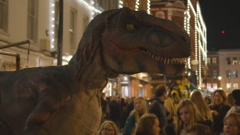 Street-Performer-Operating-Model-Dinosaur-In-Covent-Garden-London-UK-At-Night