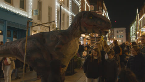 Straßenkünstler-Operating-Model-Dinosaurier-In-Covent-Garden-London-UK-Bei-Nacht-1