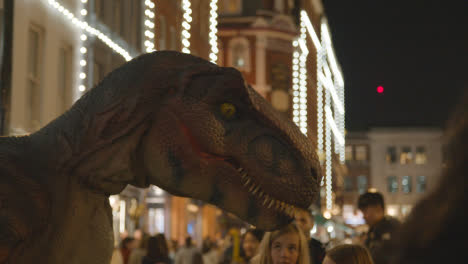 Ejecutante-De-La-Calle-Dinosaurio-Modelo-Operativo-En-Covent-Garden,-Londres,-Reino-Unido-Por-La-Noche-2