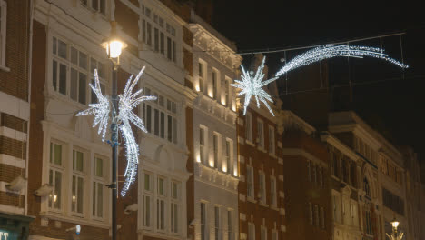 Luces-Y-Decoraciones-Navideñas-Cruzando-La-Calle-En-Covent-Garden,-Londres,-Reino-Unido-Por-La-Noche