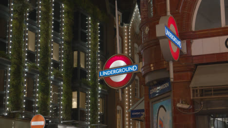 Luces-Y-Decoraciones-Navideñas-En-La-Estación-De-Metro-De-Covent-Garden,-Londres,-Reino-Unido-Por-La-Noche