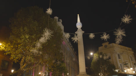 Weihnachtsbeleuchtung-Und-Dekorationen-In-Cambridge-Circus-Covent-Garden-London-UK-Bei-Nacht