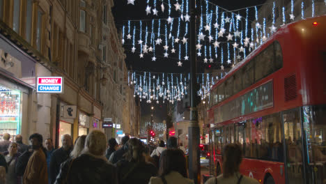 Decoraciones-De-Luces-Navideñas-En-Las-Tiendas-De-Las-Calles-De-Londres,-Reino-Unido-Por-La-Noche
