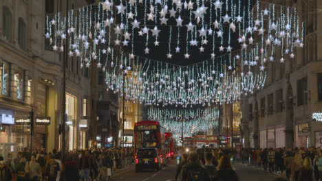 Decoraciones-De-Luces-Navideñas-Desenfocadas-En-Tiendas-En-La-Calle-London-UK-Por-La-Noche-3