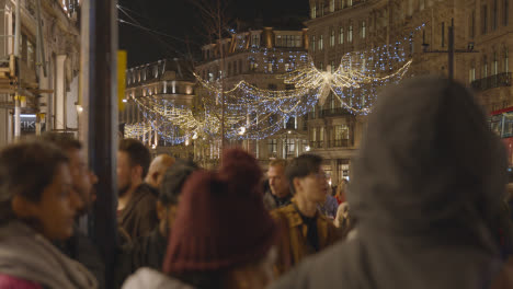 Engel-Weihnachtliche-Lichtdekorationen-In-Geschäften-In-Der-Londoner-Regent-Street-In-Der-Nacht