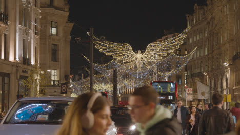 Engel-Weihnachtliche-Lichtdekorationen-In-Geschäften-In-Der-Londoner-Regent-Street-In-Der-Nacht