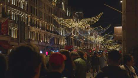 Angel-Decoraciones-De-Luces-Navideñas-En-Las-Tiendas-De-Regent-Street,-Londres,-Reino-Unido-Por-La-Noche
