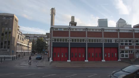Tower-Hamlets-Fire-Station-Im-Vordergrund-Mit-Docklands-Offices-Of-Financial-Institutions-London-UK-Hinter-2