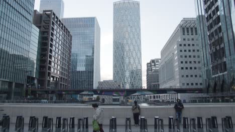 Moderne-Büros-Und-Arbeiter-Am-Canada-Square-Canary-Wharf-In-London-Docklands-UK-3