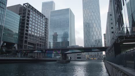 Moderne-Büros-Und-DLR-Eisenbahnbrücke-In-Canary-Wharf-In-Den-Londoner-Docklands,-Großbritannien