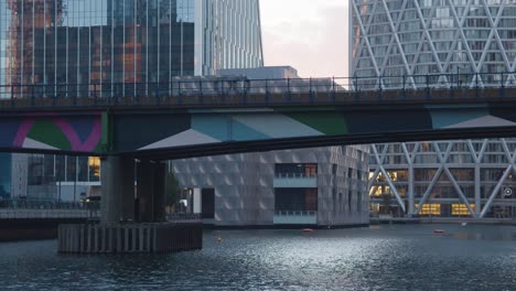 Moderne-Büros-Und-DLR-Eisenbahnbrücke-In-Canary-Wharf-In-London-Docklands-UK-2